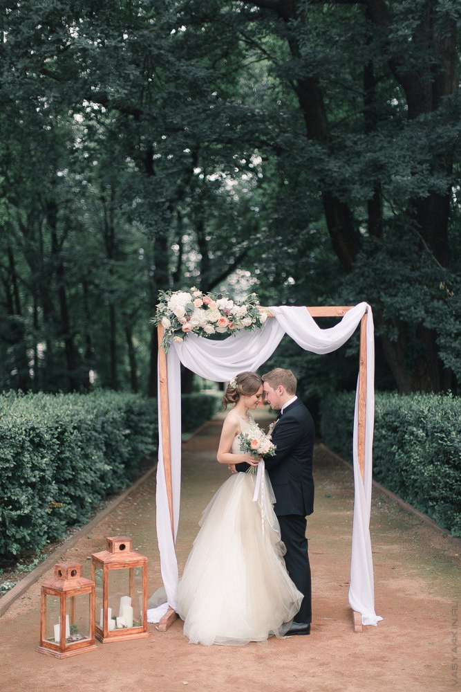 Молодые, сидящие на берегу озера, запускающие светящиеся фонарики в воду