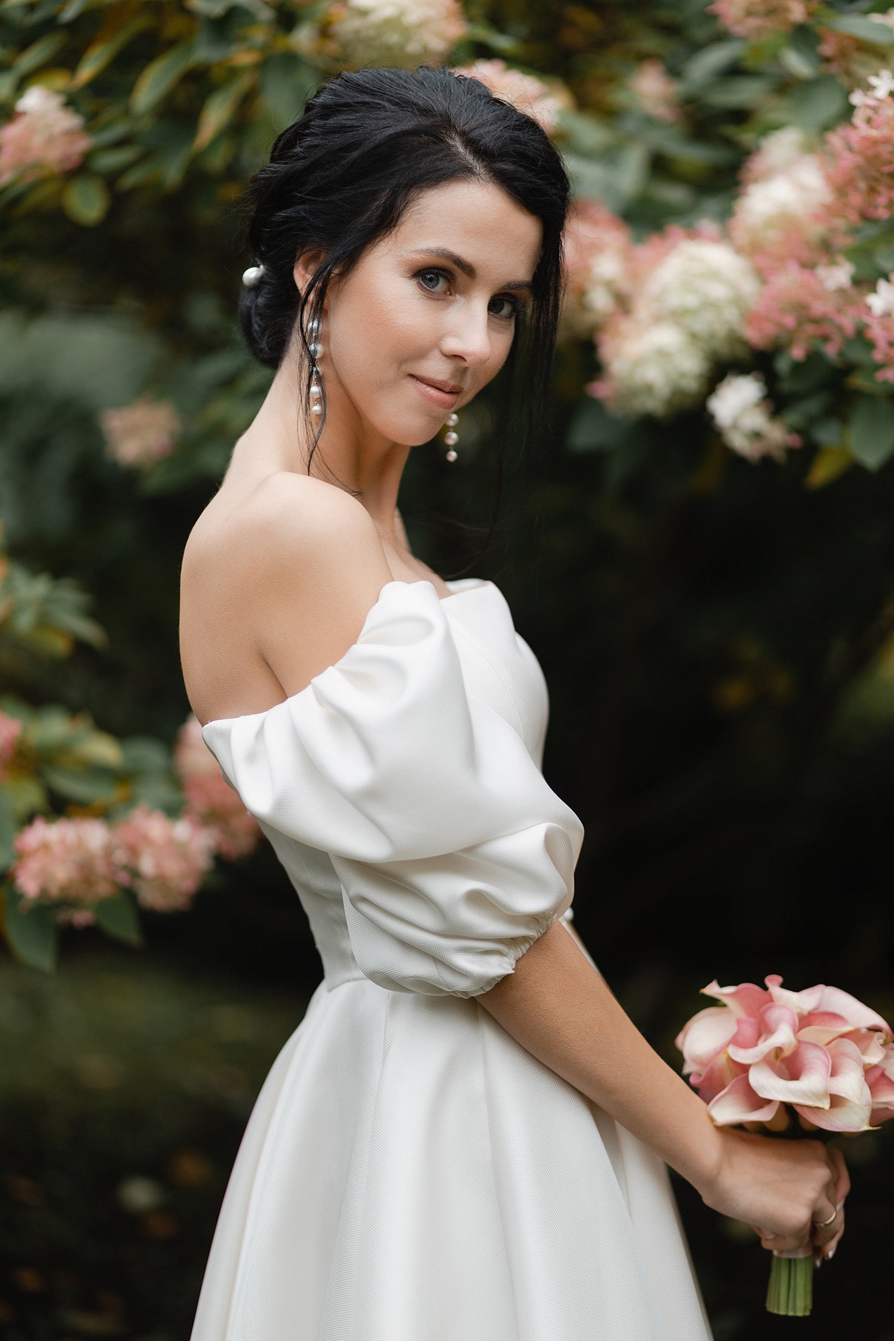 Жених обнимает невесту в мягком свете свечи, словно создавая идеальное облегчение на этой теплой свадебной фотографии