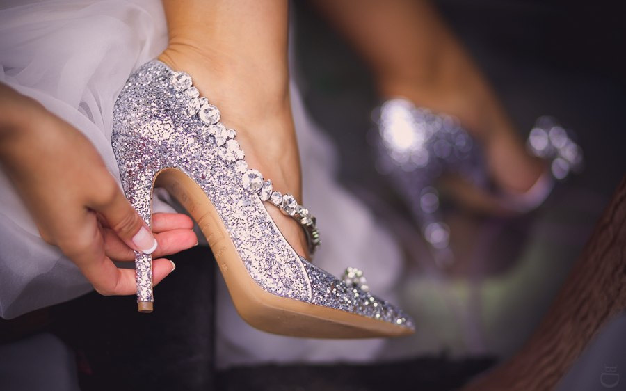 Невеста плывет на надувном матрасе в плавательном бассейне, а жених нежно придерживает ее за руку, создавая игривое и беззаботное настроение