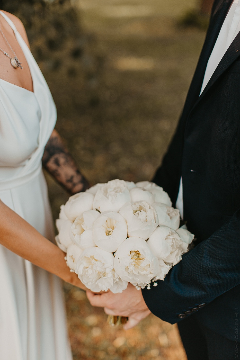 Невеста и жених идут по дорожке, украшенной светящимися шарами, на их роскошной свадьбе в Ярославле