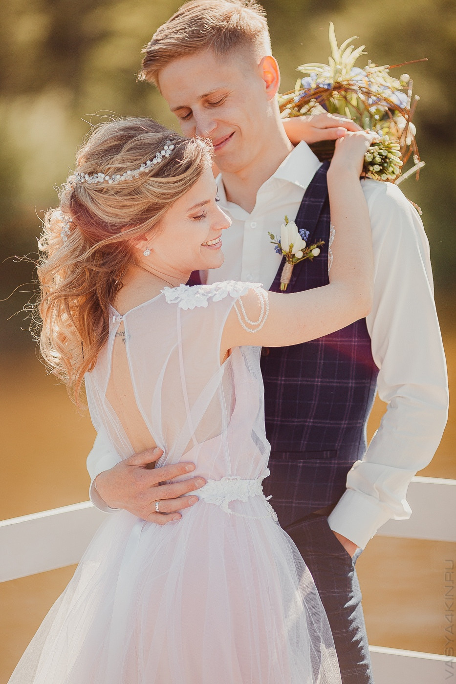 На фотографии изображена стильная дорога в Ярославле ведущая к роскошному свадебному залу