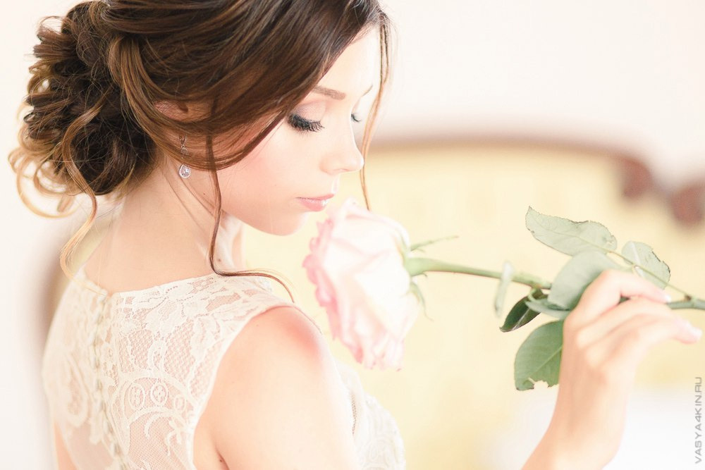 Жених касается невесты пощекотливо, напоминая, что их любовь смешна и весела на этой забавной свадебной фотографии