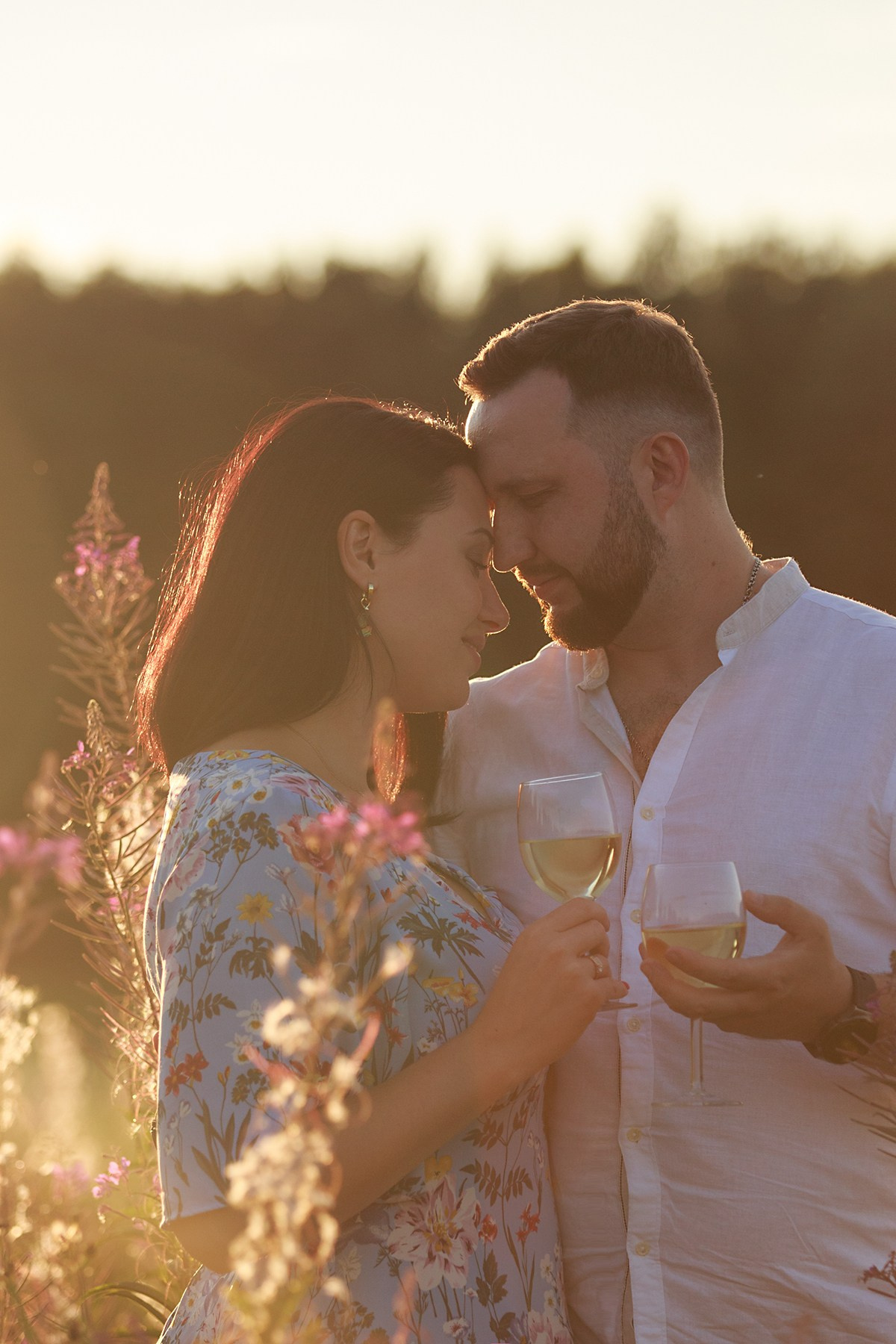 Фотосессия лавстори lovestory на годовщину свадьбы романтическая пара влюблённых в после цветов иван-чай. Семейный и детский фотограф в Москве Мария Быкова