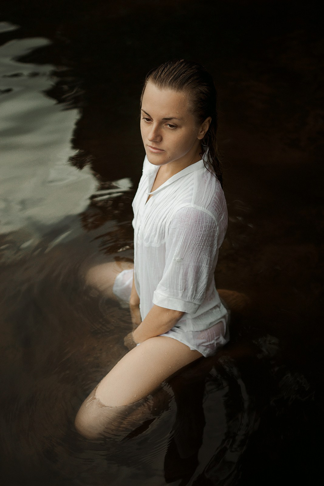 Портретная фотосессия Девушка в белой рубашке в озере. Портретный фотограф в Москве Ольга Акушко