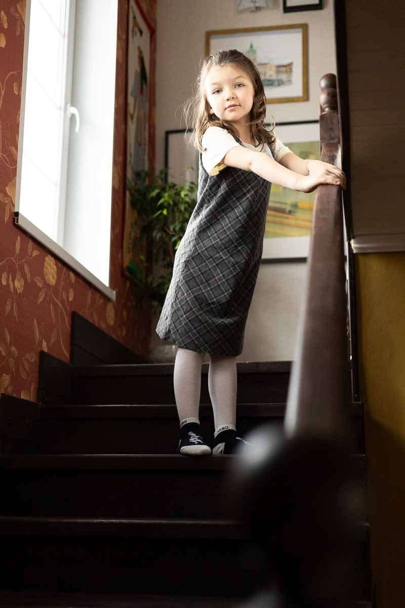 Детская фотосессия на лестнице семейный фотораф