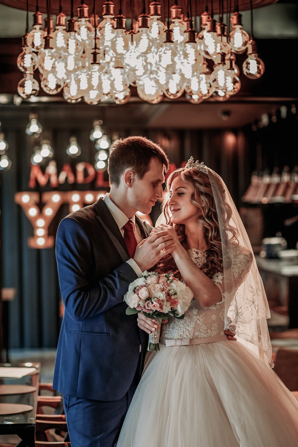 свадебное платье в спб, найти свадебный салон, букет для невесты, хороший ведущий на свадьбу, костюм для жениха, платье для невесты,  подшить свадебное платье, ателье свадебное, фотограф на свадьбу, выпуск, праздник, венчание