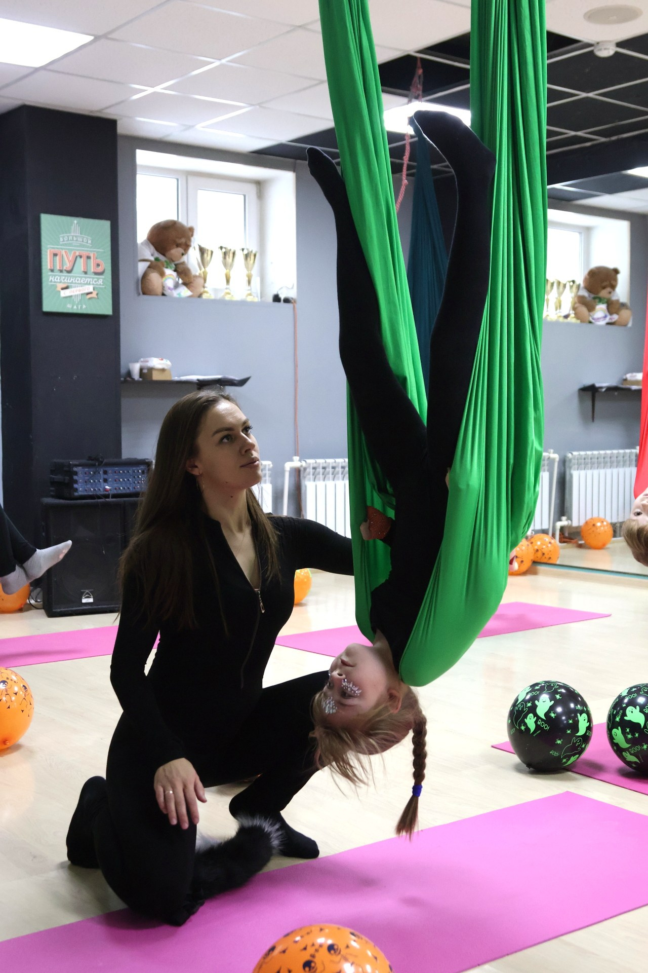 Фотосъёмка урока по фитнесу в гамаках