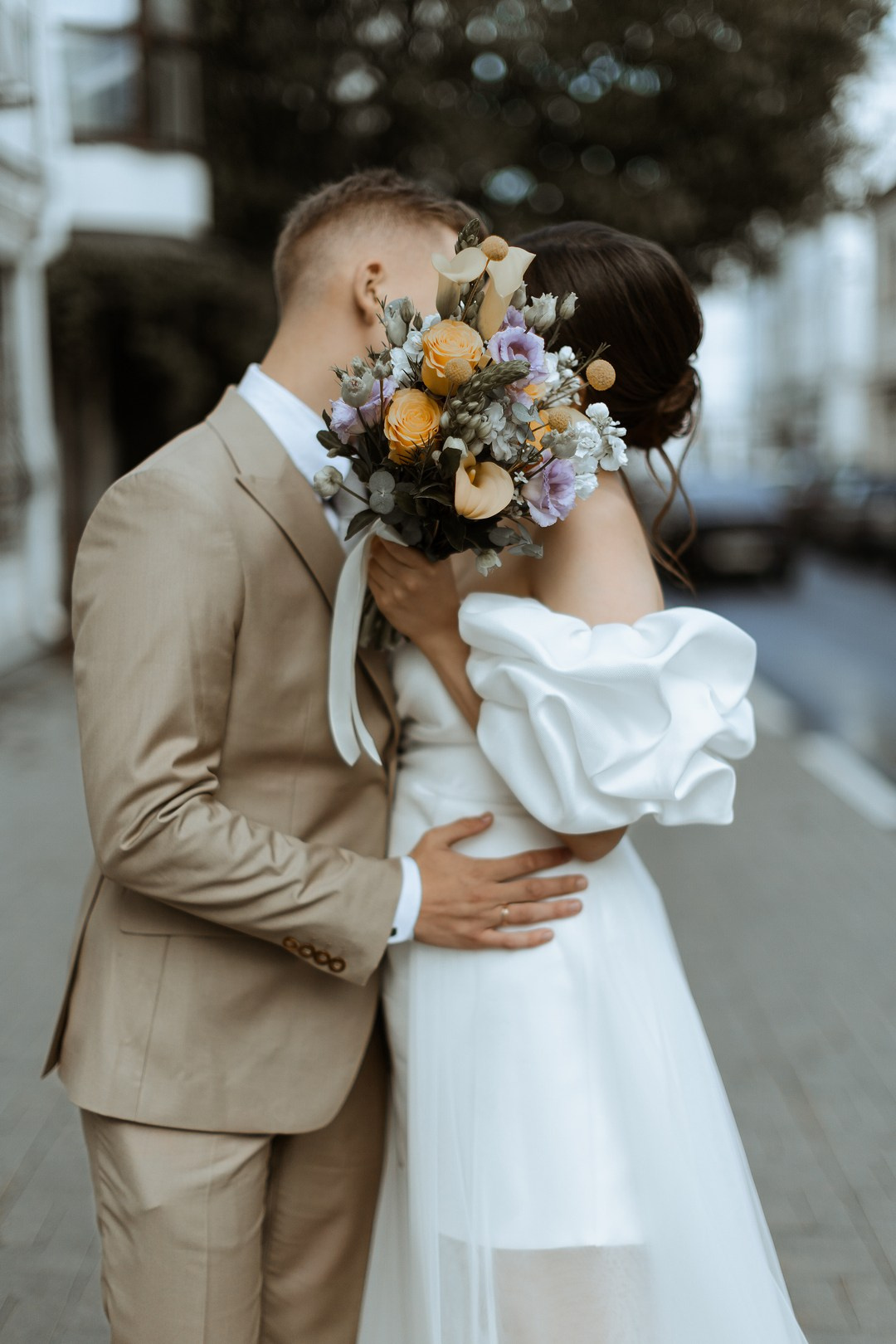  Молодая пара в уютном сквере Покровского