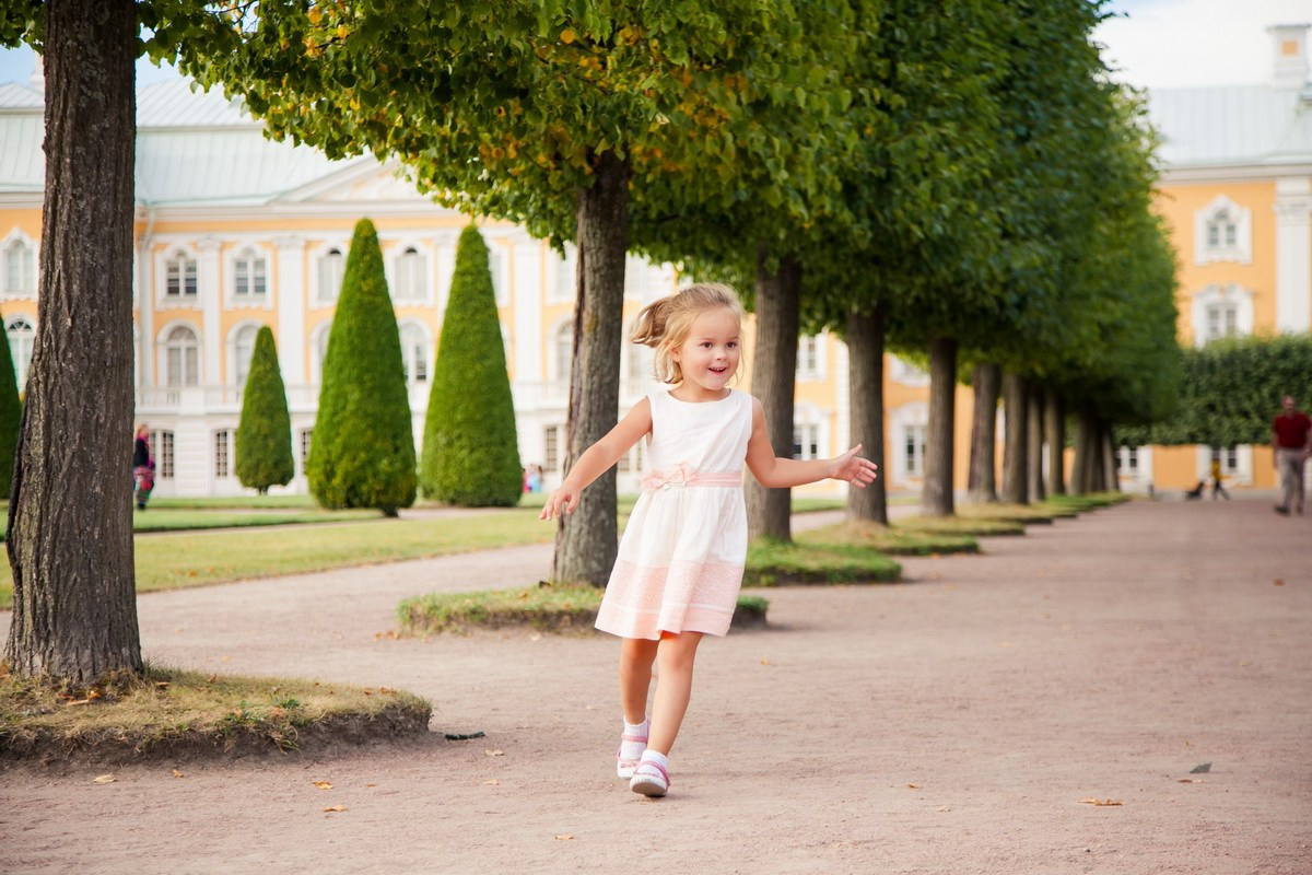 Семейная фотосессия в Петергофе. Фотограф крещение венчание в Петербурге! Помогает подобрать храм и посоветовал душевного батюшку в СПб