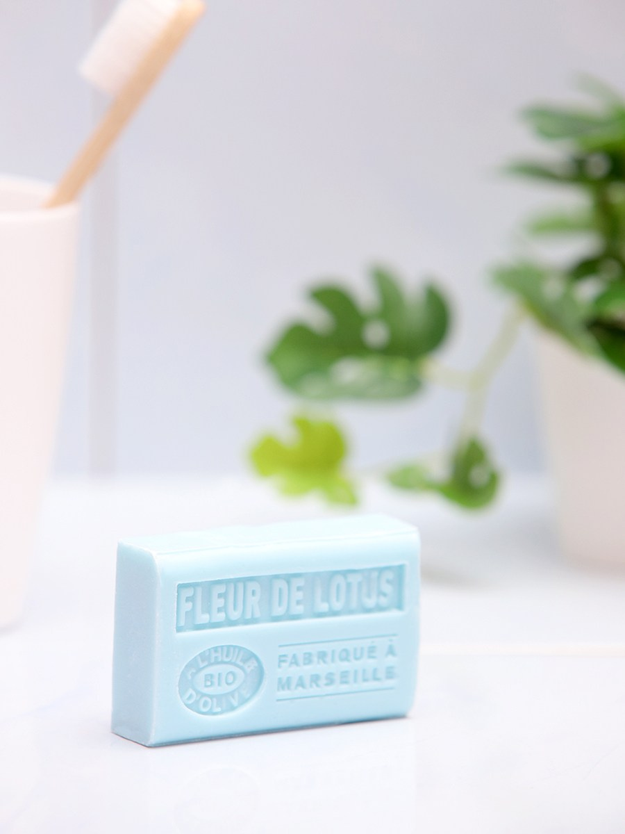 Предметная съёмка голубого мыла в упаковке — фото для маркетплейсов.