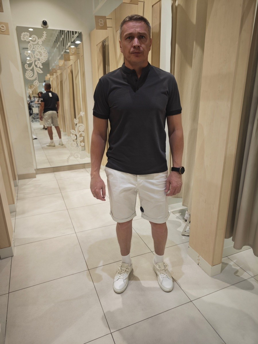 Летний комплект для мужчины: шорты-чиносы и футболка на пуговицах