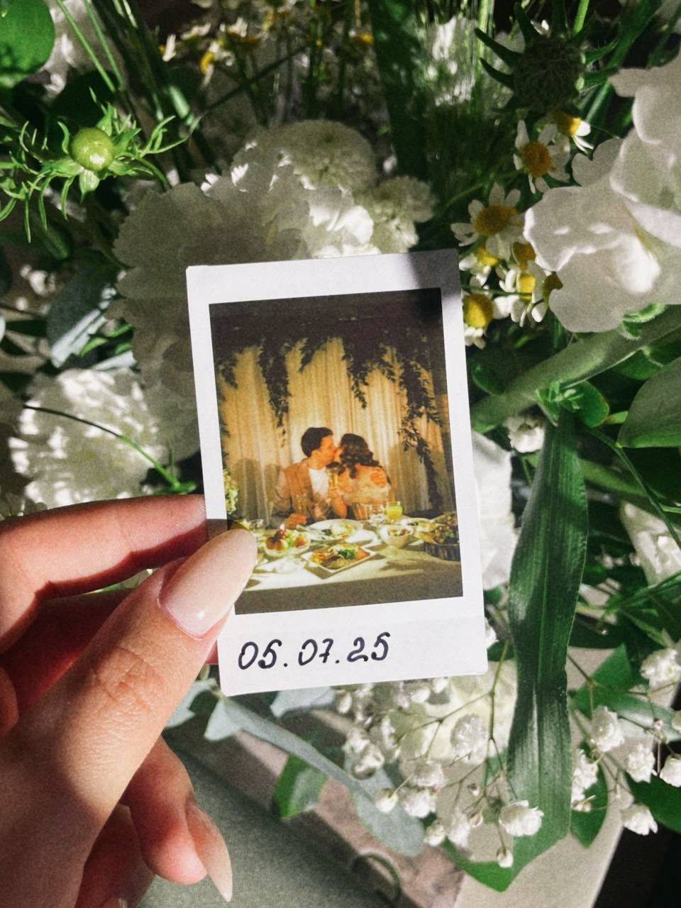 Кадры на инстакс instax моментальная фотография. Фотограф про чувства, моменты, любовь. свадебный и портретный фотограф