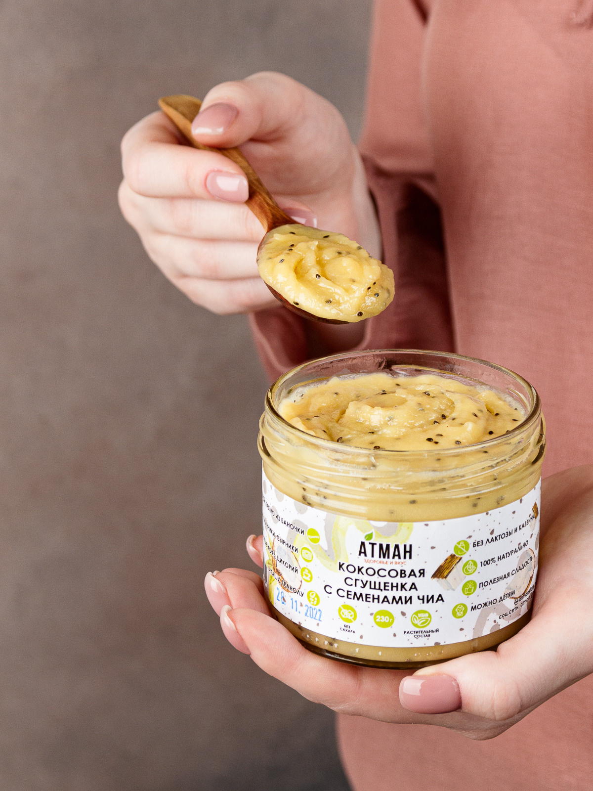 кокосовая сгущенка в руках у девушки, девушка держит банку сгущенки