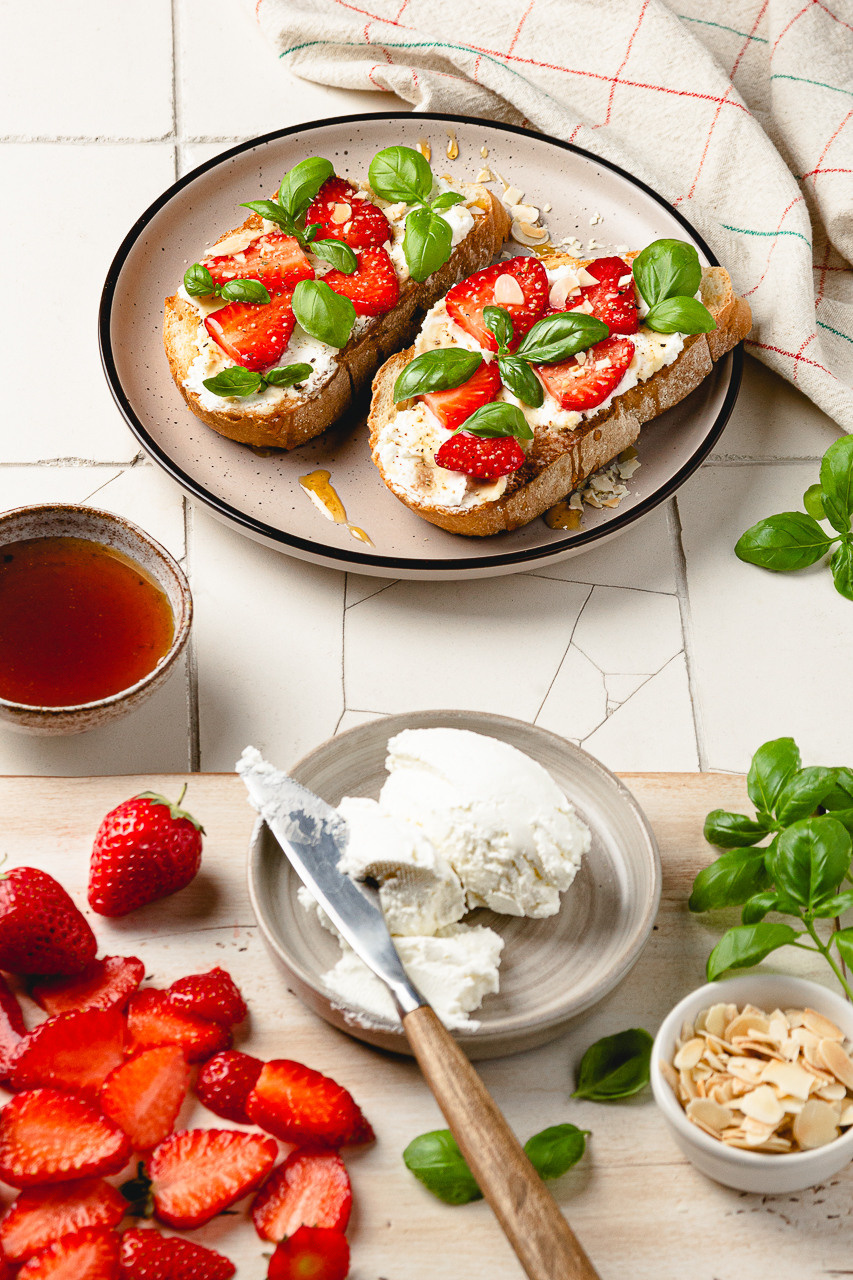 брускеты с клубникой и творожным сыром, брускеты с клубникой на тарелке
