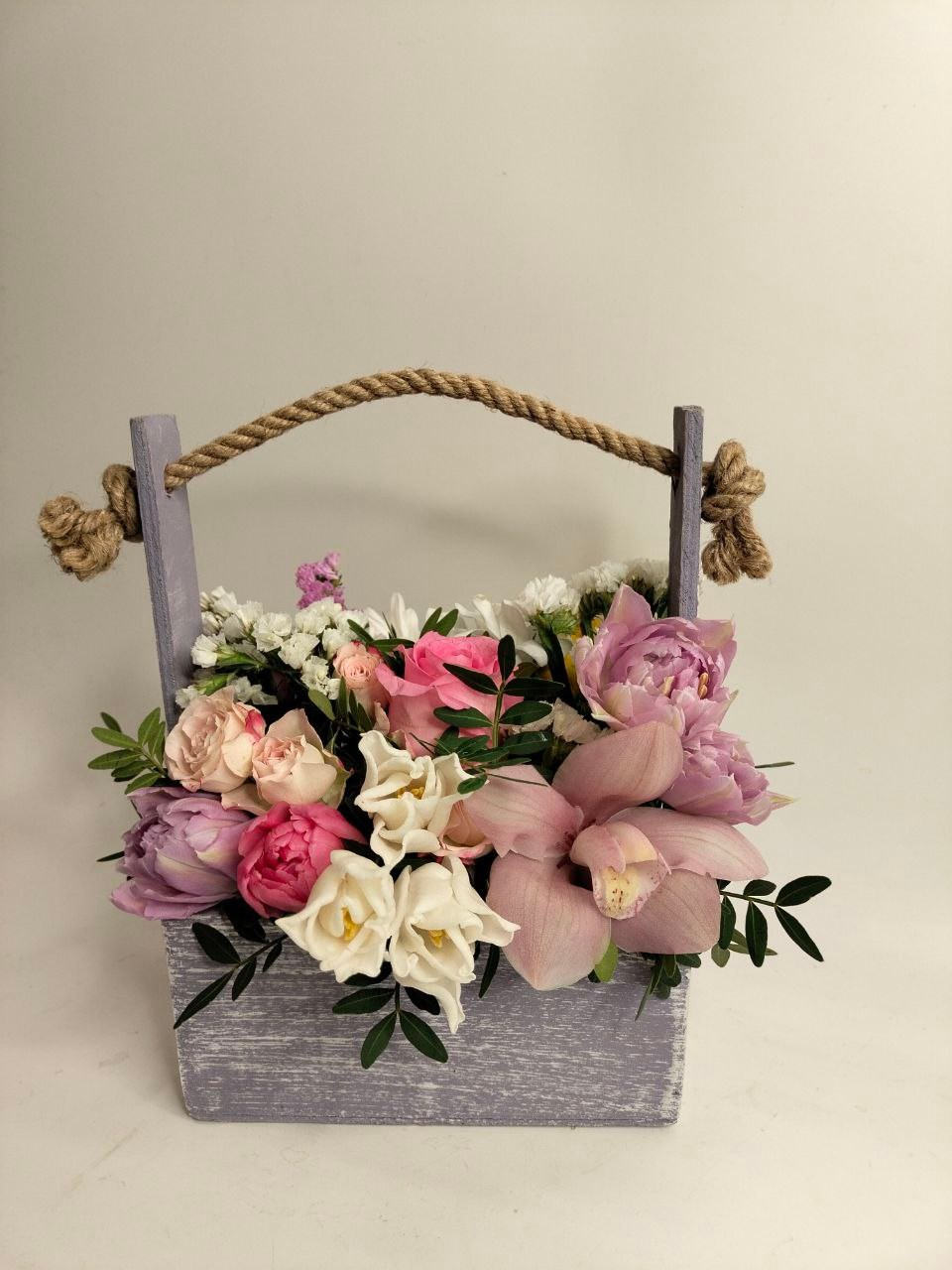 Композиция в деревянном ящике