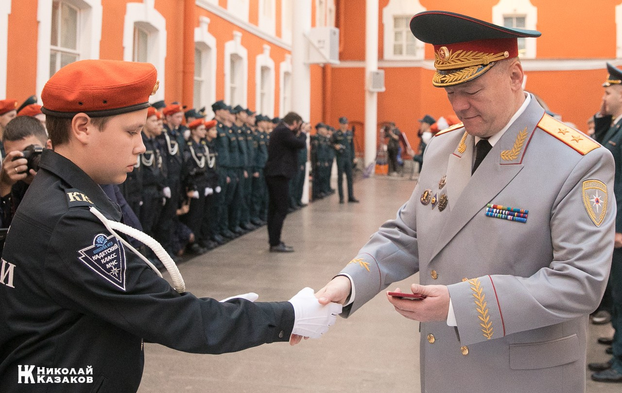 Алексей Серко поздравляет воспитанника кадетского класса МЧС после посвящения в кадеты  в Петропавловской крепости