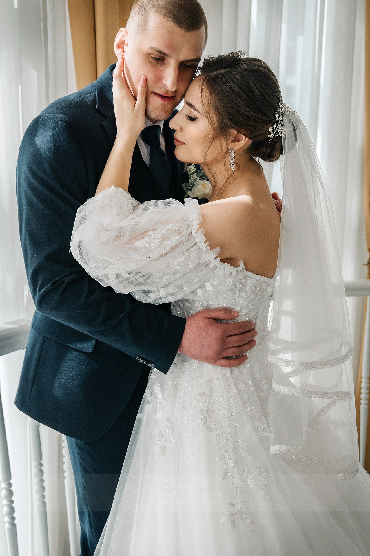 Свадебный зимний фотограф в Новосибирске: морозная свежесть и теплота чувств в каждом кадре.