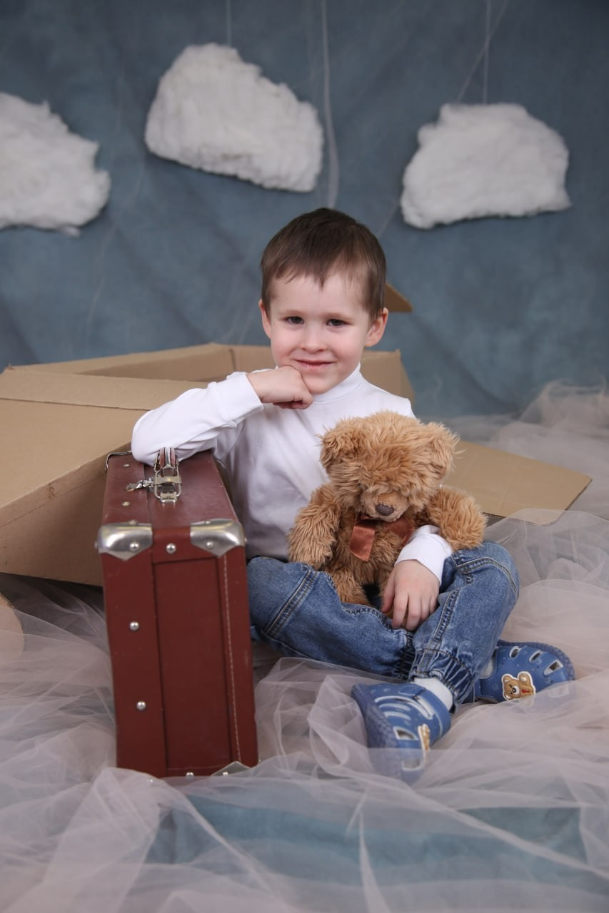 Общее фото в детском саду с выездным реквизитом в Тюмени. Выпускные альбомы в Тюмени для школ, садов, вузов спортивных секций