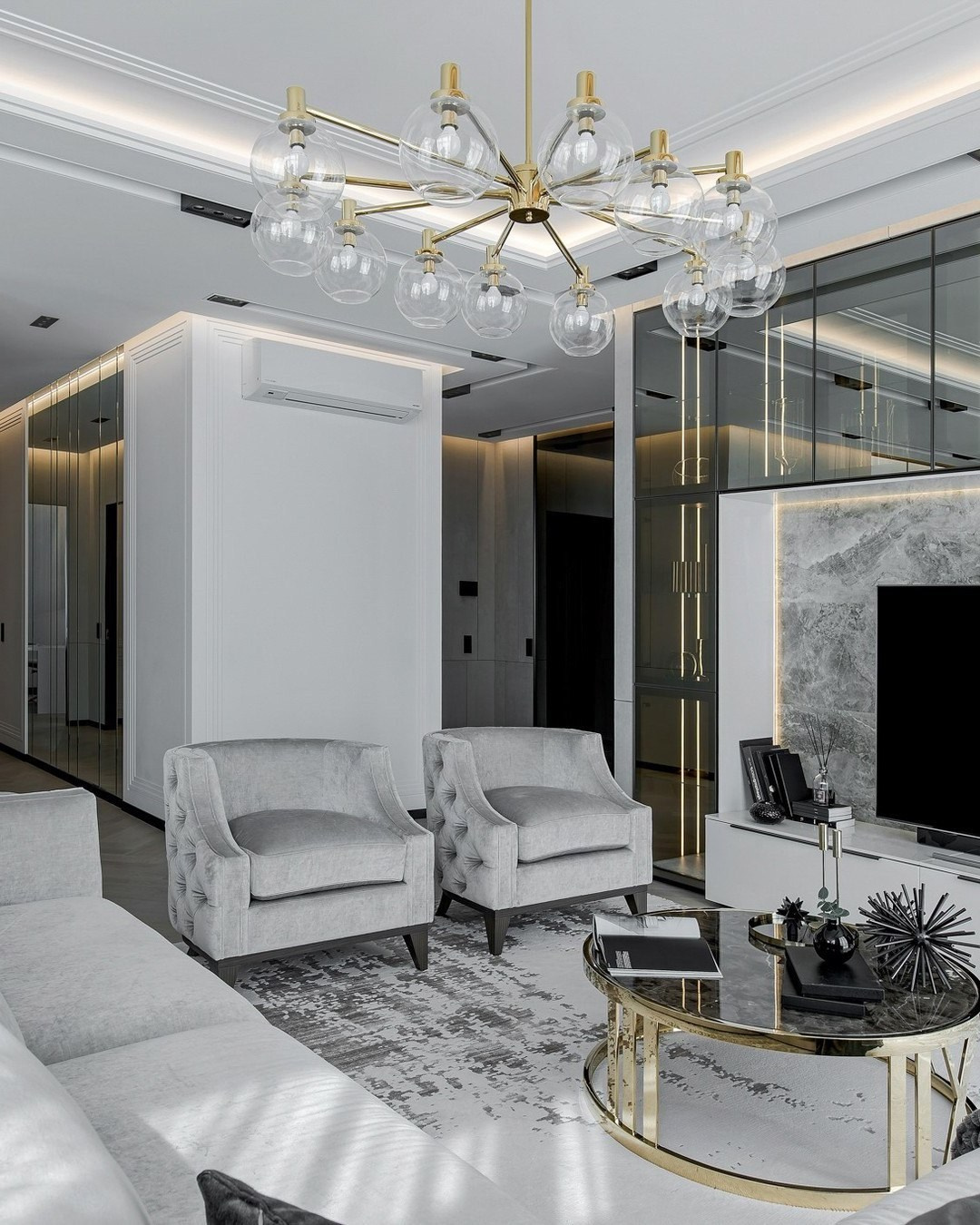 Современная гостиная с креслами и журнальным столиком с золотыми элементами | Валерия Котович