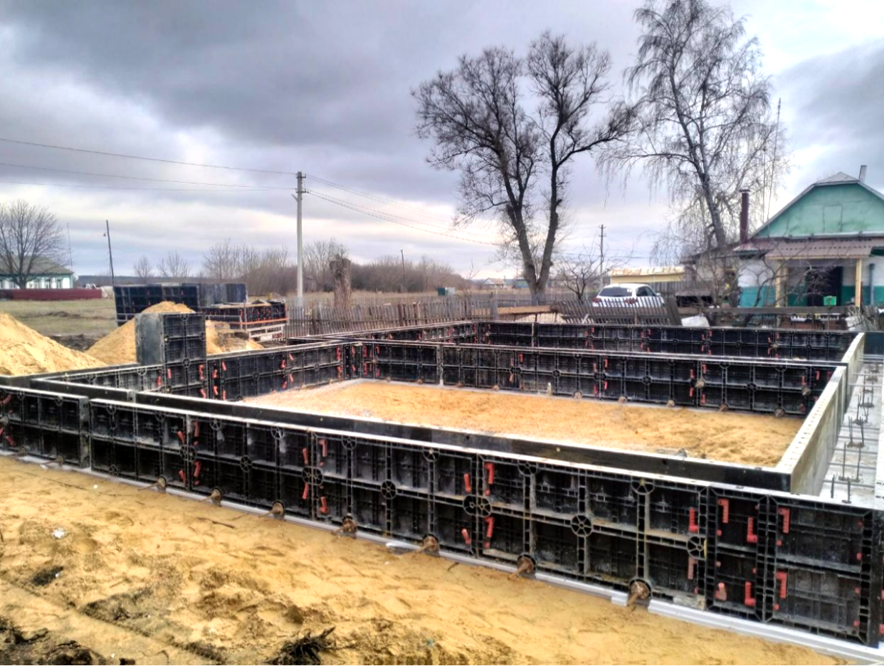 пластиковая опалубка, монтаж фундамента к проекту Микеле 80