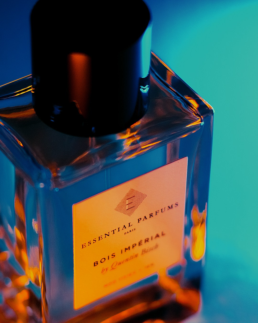 Яркий предметный кадр парфюма с цветным светом в студии Казань, духи на ярком фоне