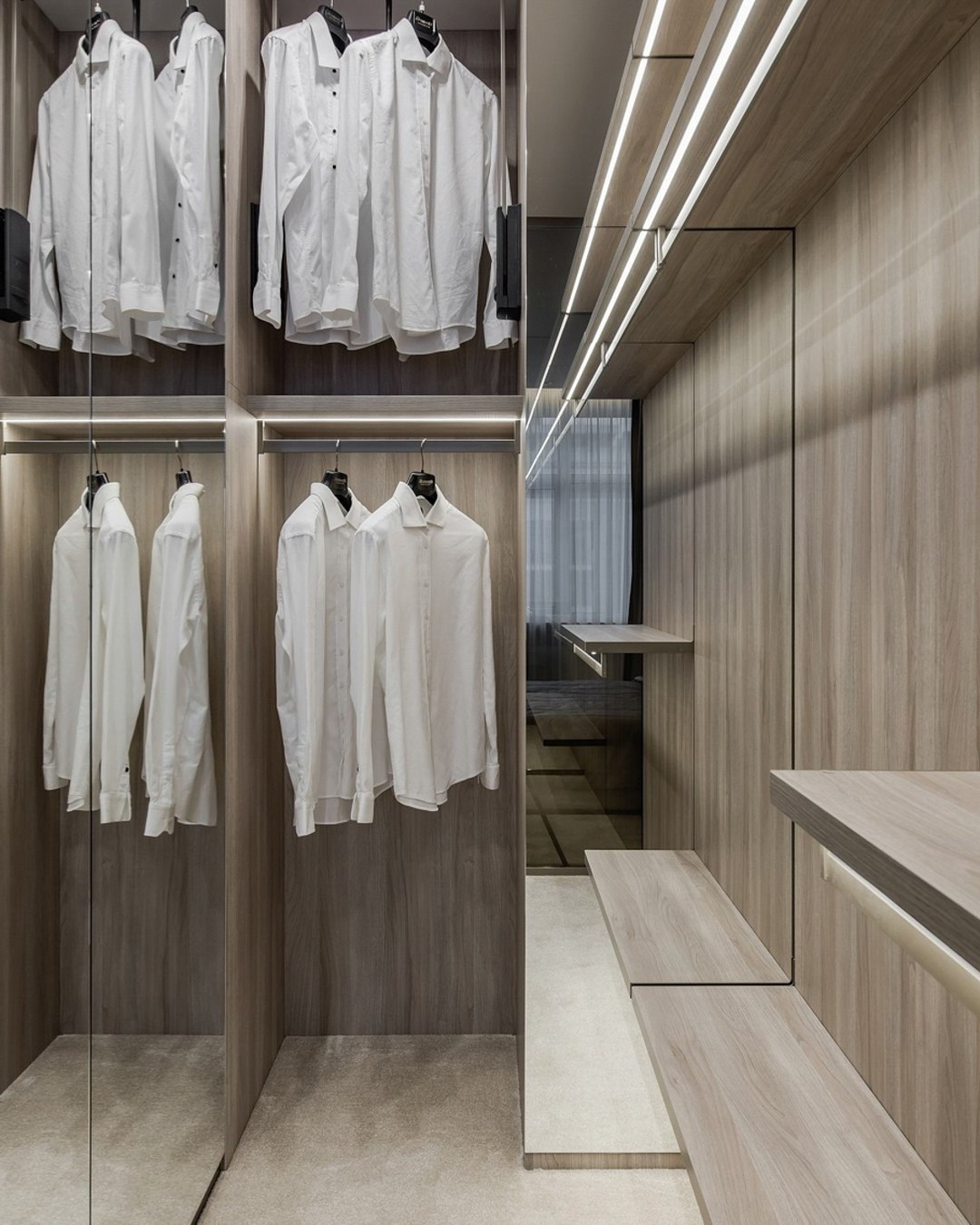 Гардеробная с подсветкой и зеркальными фасадами в современном интерьере Валерии Котович