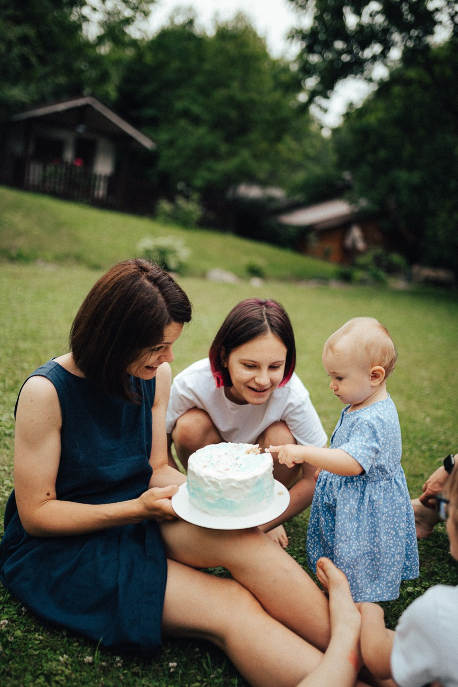 Коля, Ксюша, Саша, Андрей, Кира и бабушки | на даче