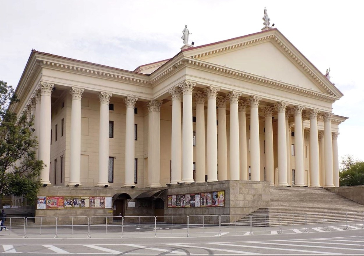 Фотосессия у Зимнего театра в Сочи. Фотограф Сочи Адлер. Солькаева Анастасия
