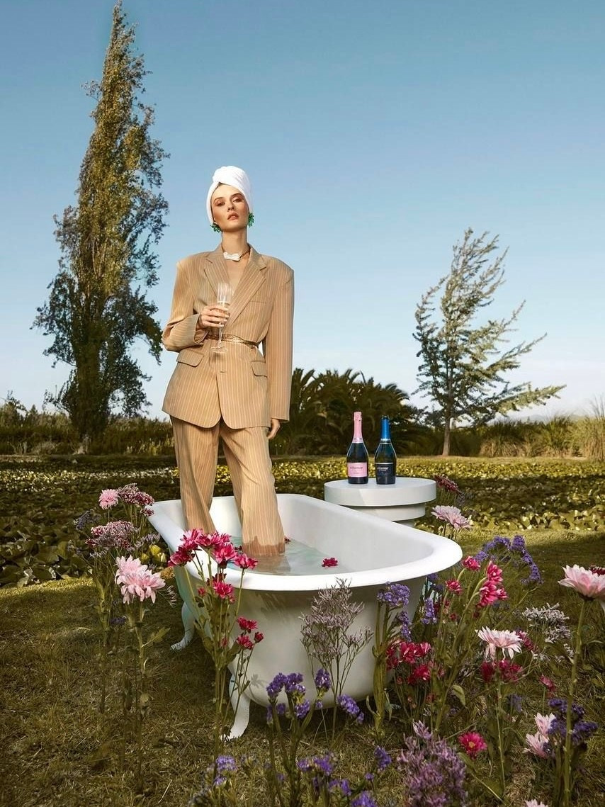 Девушка в деловом костюме в поле в ванне