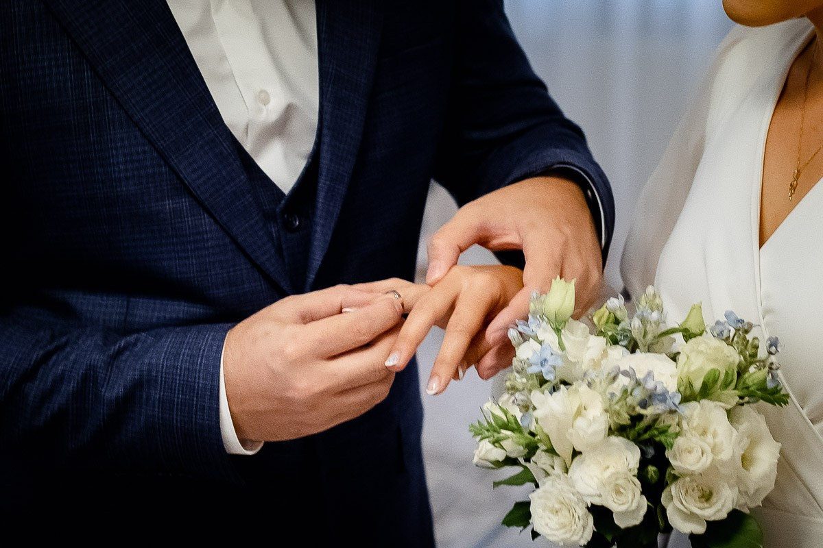 Жених и невеста. Обмен кольцами в ЗАГСе Петергофа.