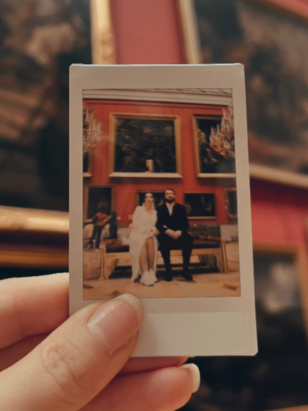 Кадры на инстакс instax моментальная фотография. Фотограф про чувства, моменты, любовь. свадебный и портретный фотограф