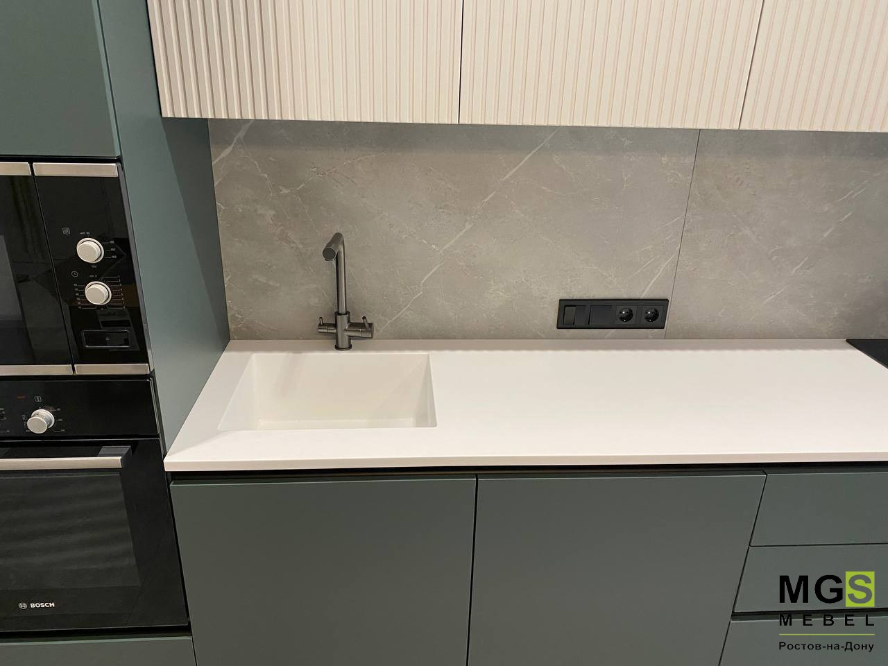 Кухонные шкафы в сером и белом цвете, заказать в Ростове