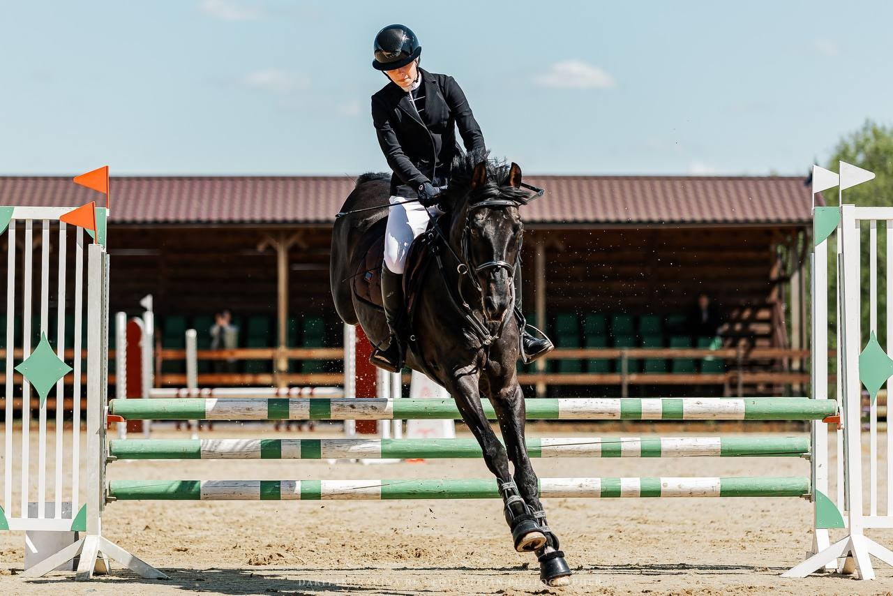 Открытие летнего сезона в КСК «Ждановское подворье» по конкуру. Конный фотограф Куракина Дарья • Фотосессии с лошадьми