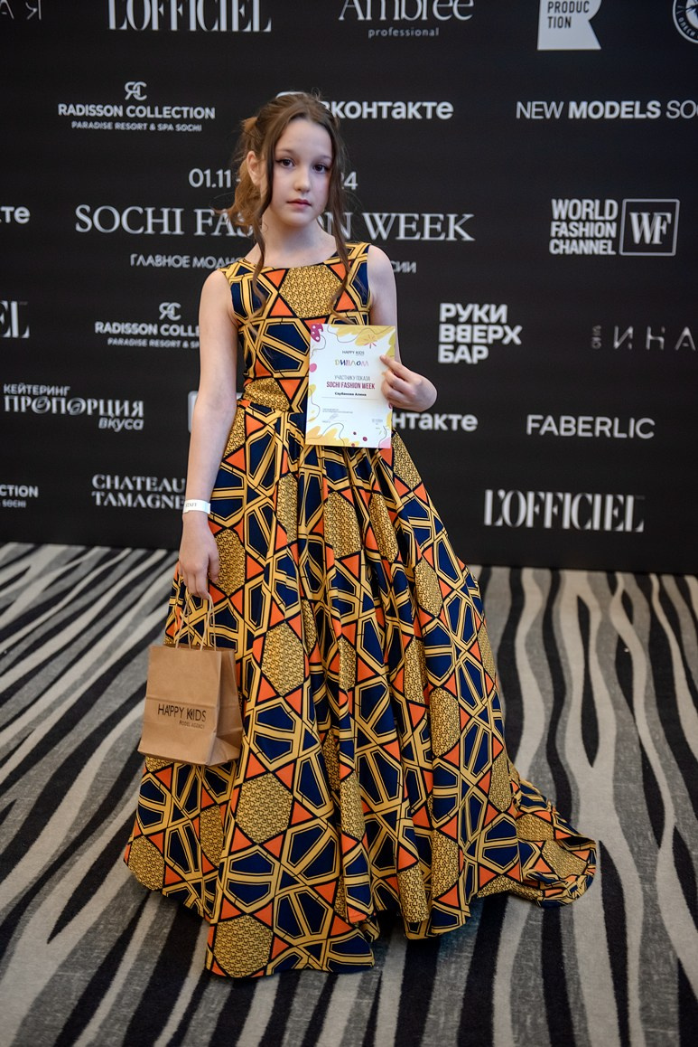 SochiFashionWeek2024 дизайнер Юлия Крылова. Семейный и коммерческий фотограф в Сочи Александр Бодунов