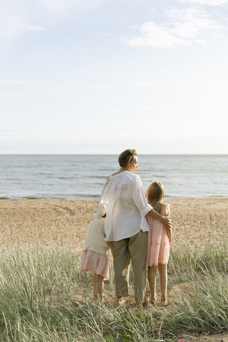 Mother and daughters photo shoot. Контент фотограф для личного бренда
