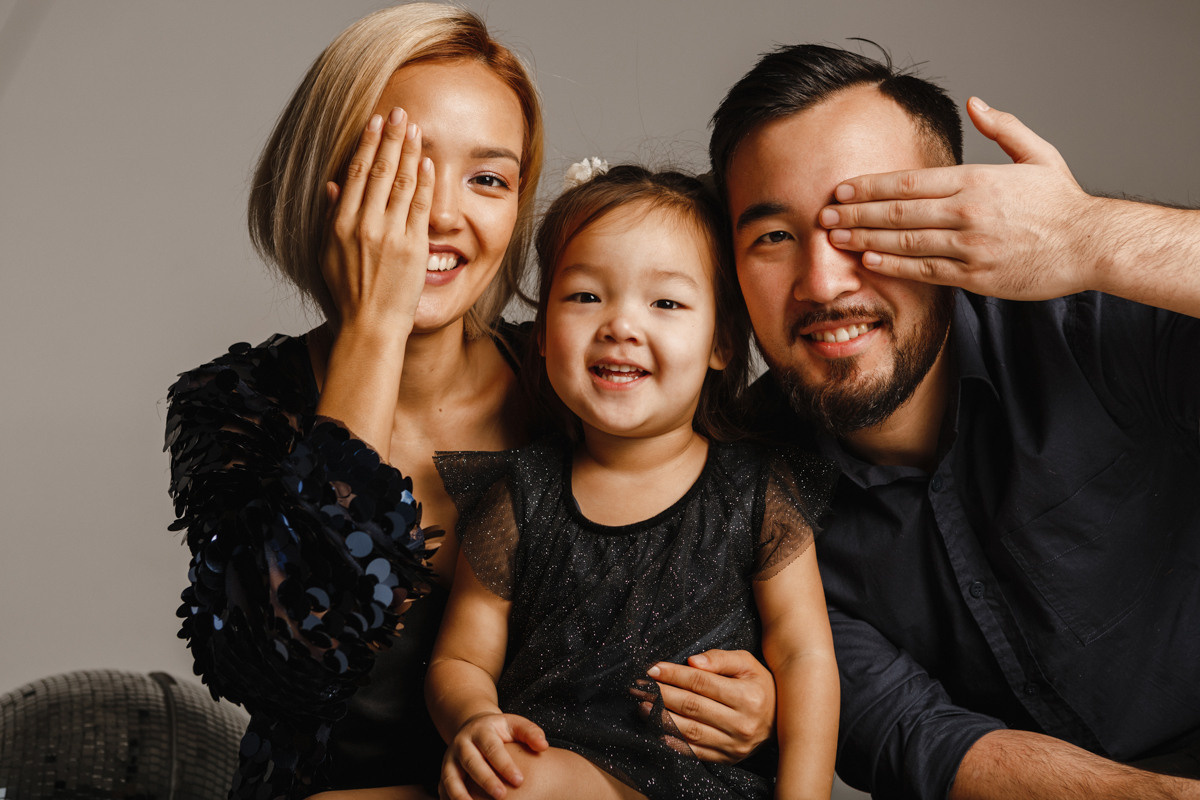 Stylish family photo session in a photo studio. Контент фотограф для личного бренда
