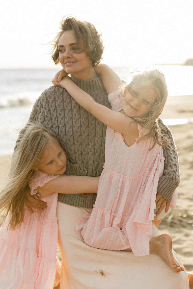 Mother and daughters photo shoot. Контент фотограф для личного бренда