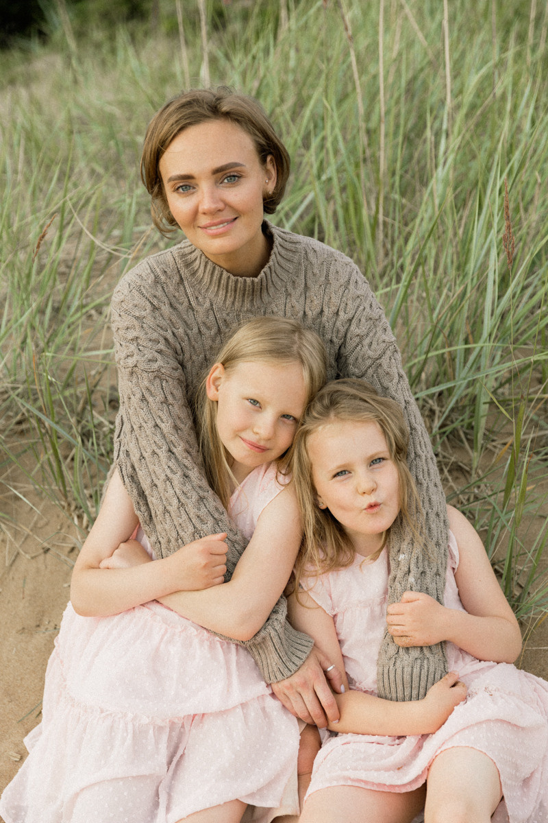 Mother and daughters photo shoot. Контент фотограф для личного бренда