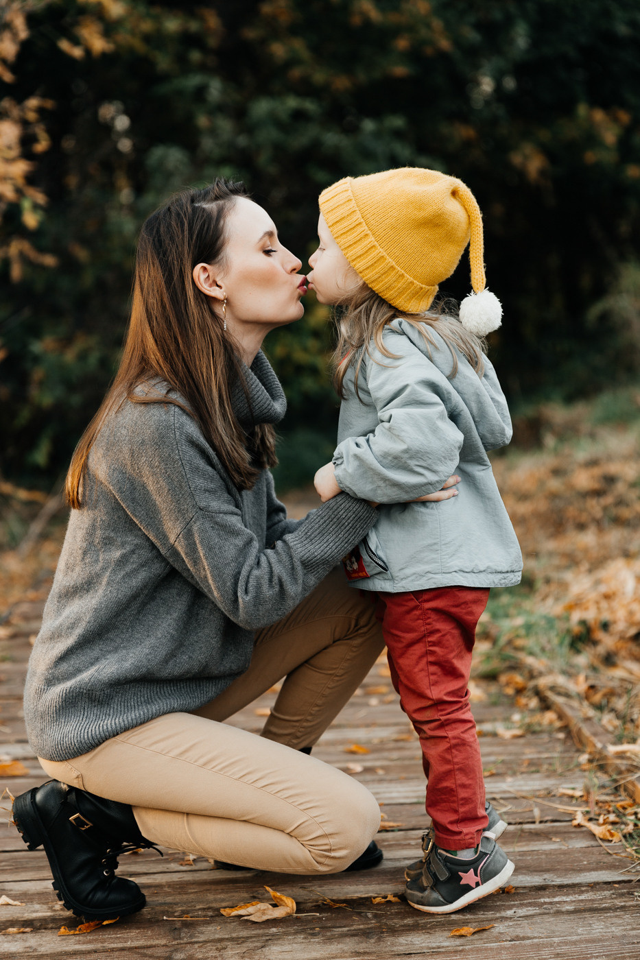 Photo session with 2 children in nature. Контент фотограф для личного бренда