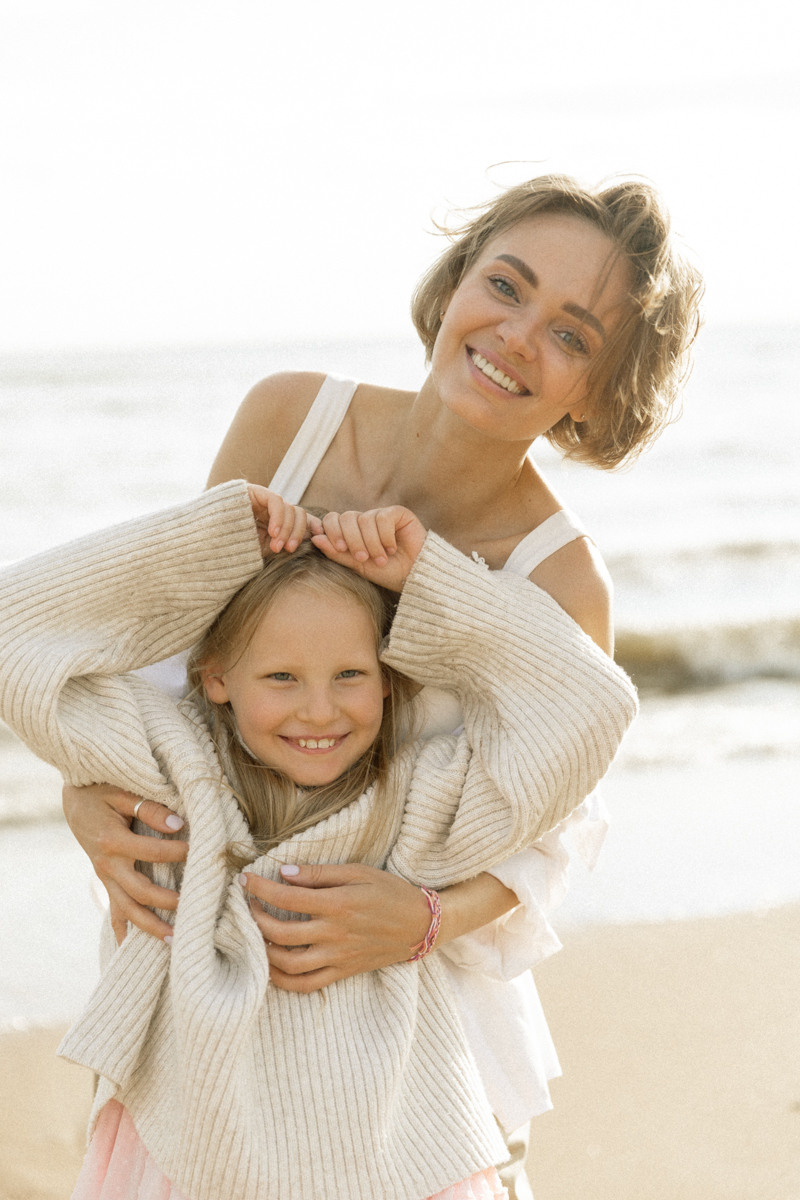 Mother and daughters photo shoot. Контент фотограф для личного бренда