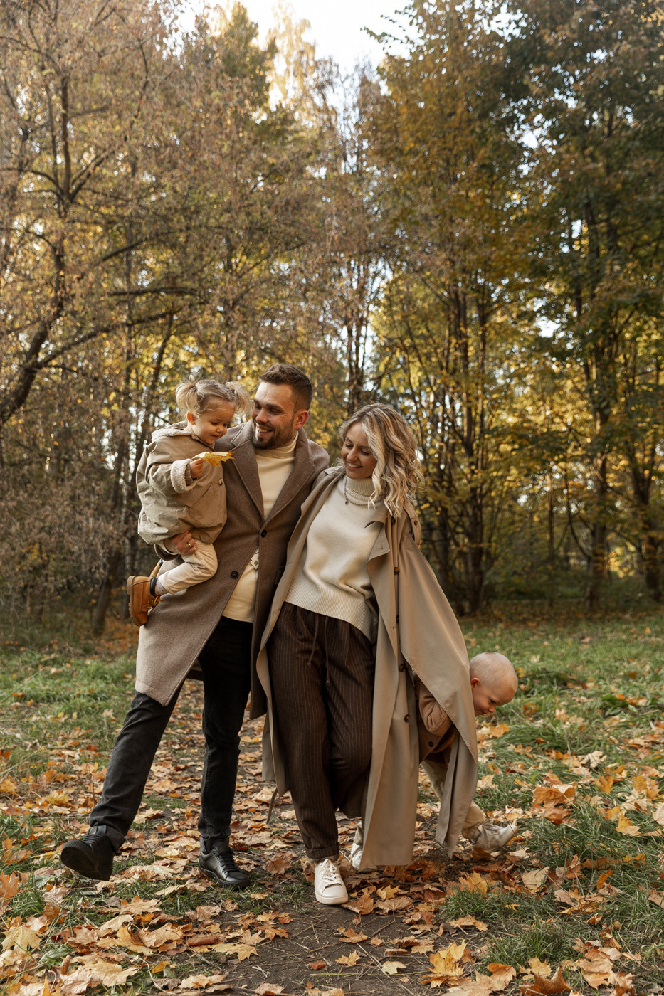 Family photography outdoors in Belgrade. Контент фотограф для личного бренда