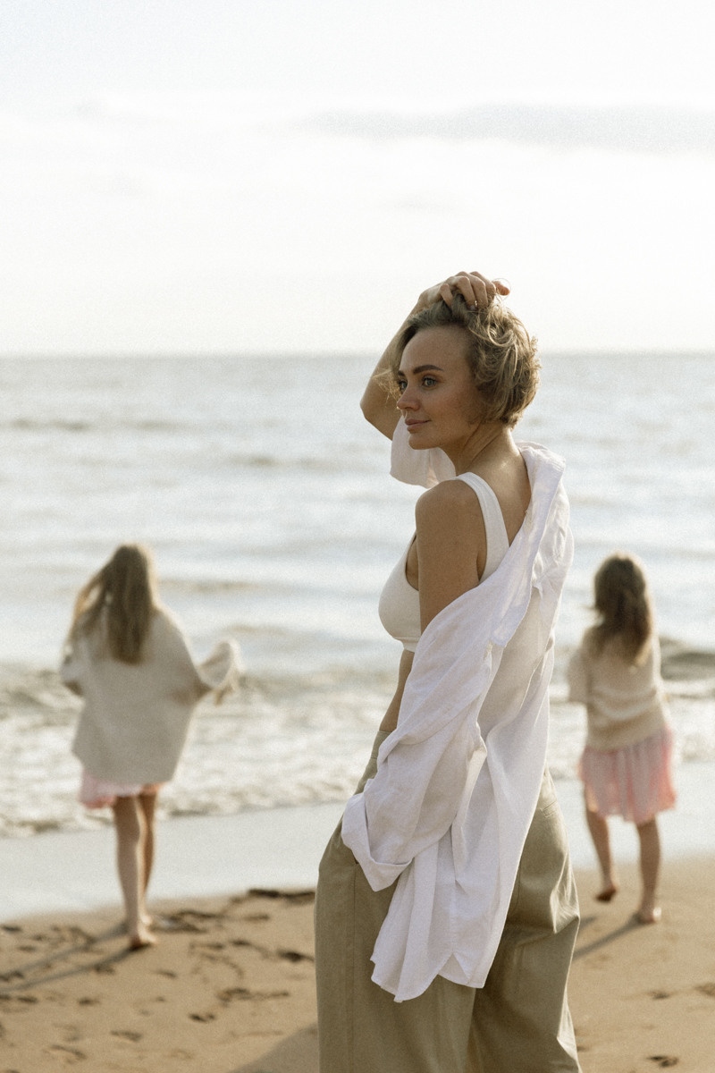 Mother and daughters photo shoot. Контент фотограф для личного бренда