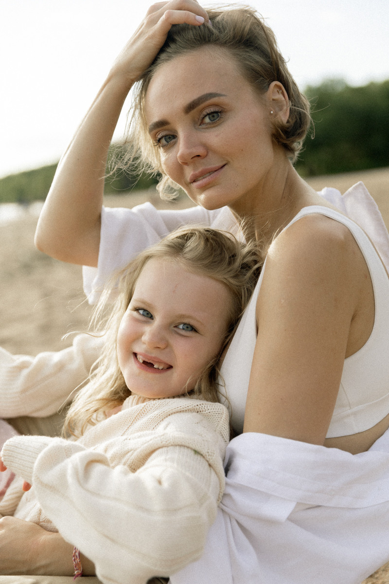 Mother and daughters photo shoot. Контент фотограф для личного бренда