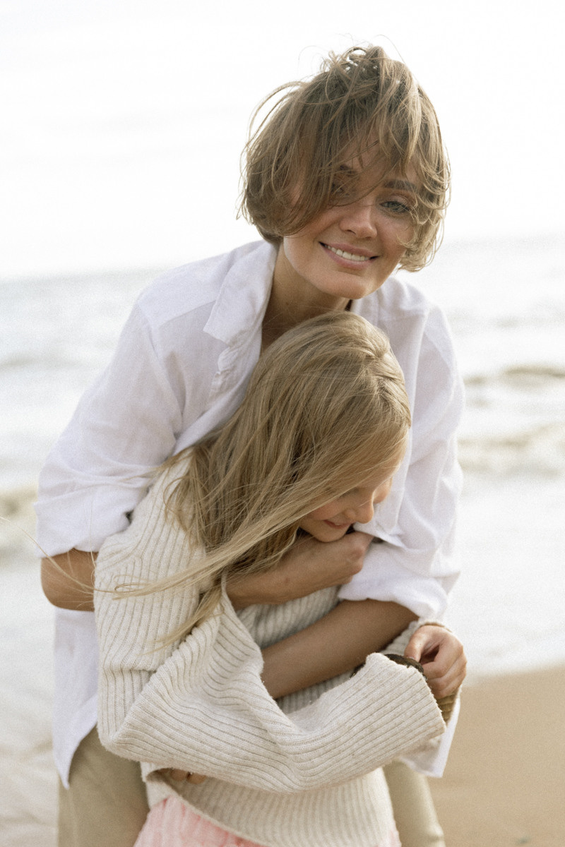 Mother and daughters photo shoot. Контент фотограф для личного бренда