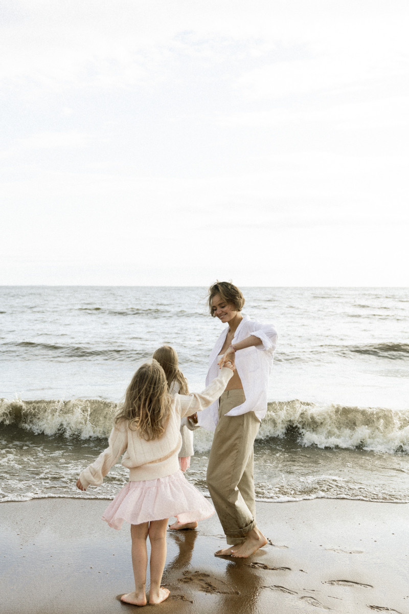 Mother and daughters photo shoot. Контент фотограф для личного бренда