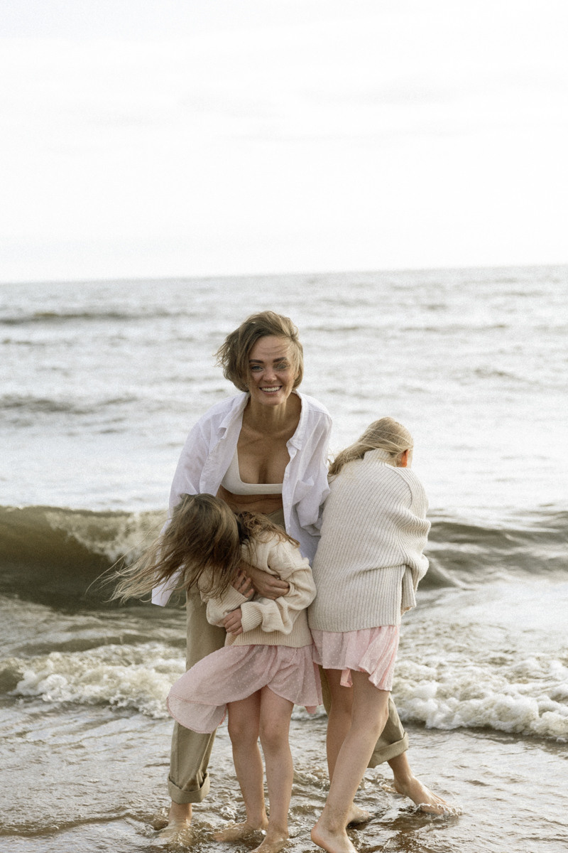 Mother and daughters photo shoot. Контент фотограф для личного бренда