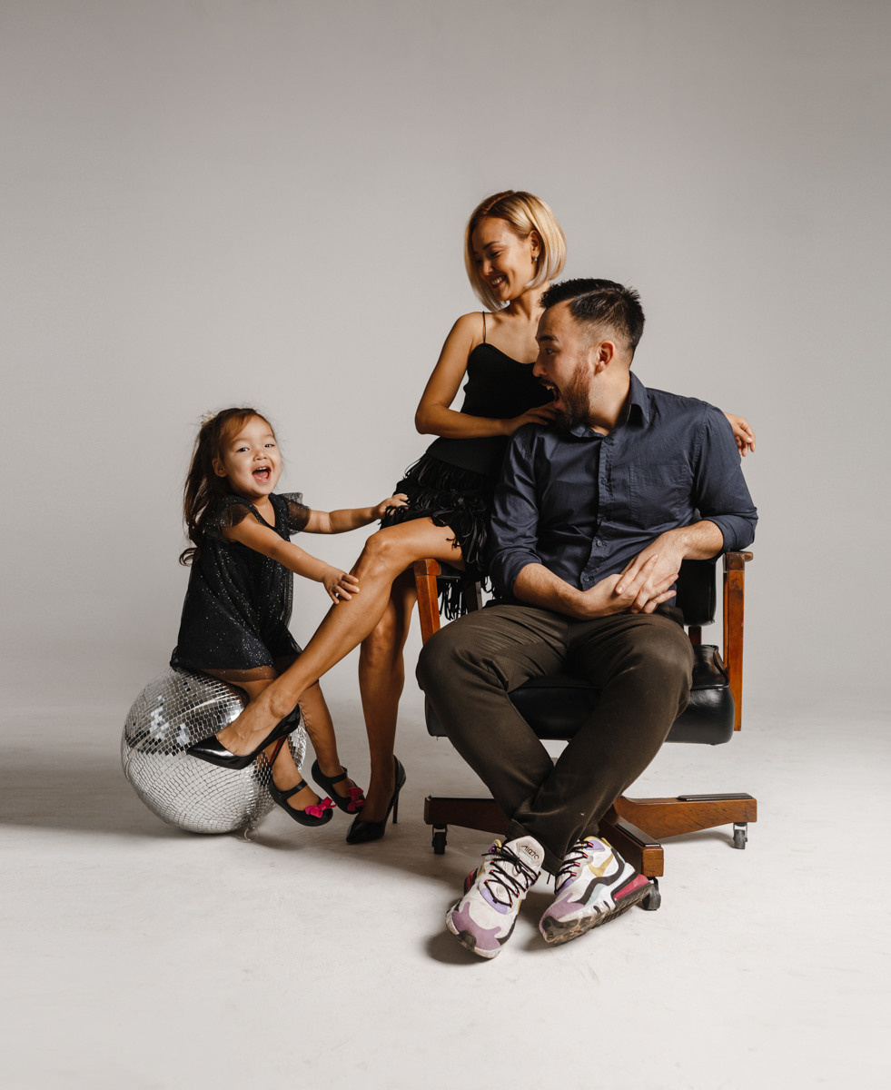 Stylish family photo session in a photo studio. Контент фотограф для личного бренда