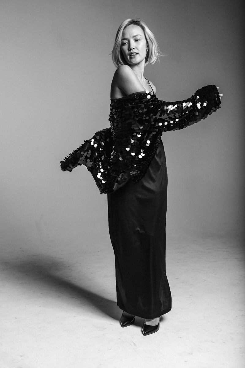 Stylish family photo session in a photo studio. Контент фотограф для личного бренда