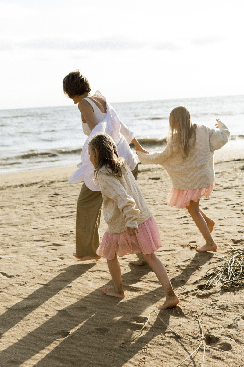 Mother and daughters photo shoot. Контент фотограф для личного бренда