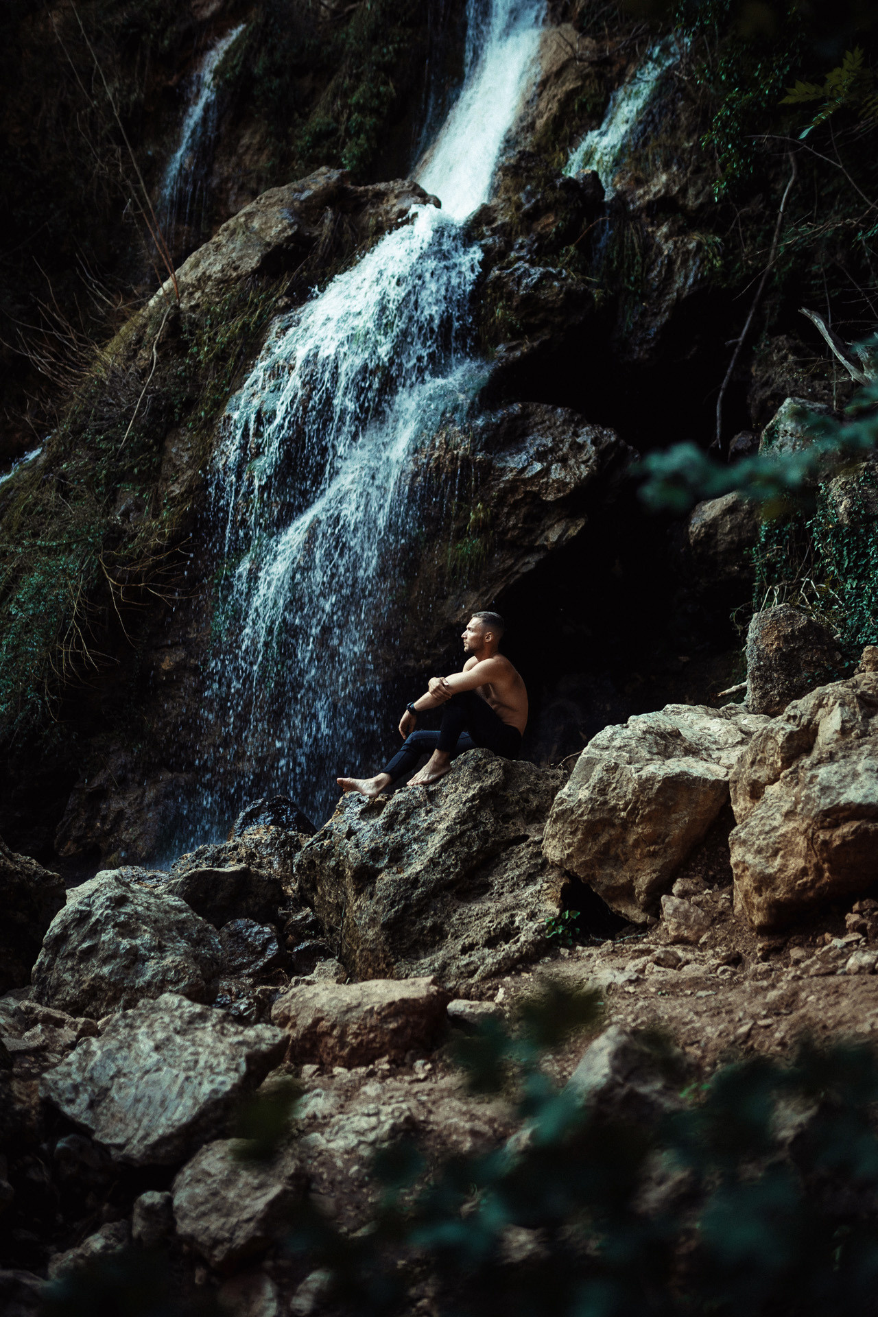 Мужской портрет на водопаде. Фотограф Севастополь Крым | Шестаков Илья